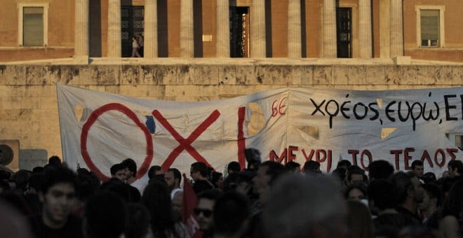 Protesta contra las políticas de austeridad en el Parlamento de Atenas