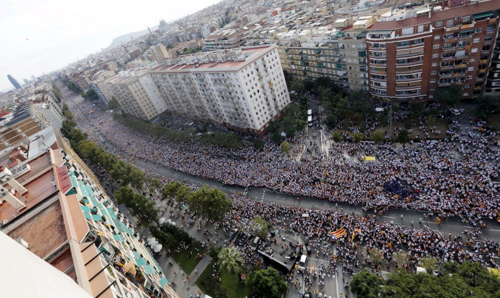 Miles de personas esperan en la avenida Meridiana de Barcelona el comienzo de la Via Catalana, la gran manifestación por la Diada de Cataluña. REUTERS
