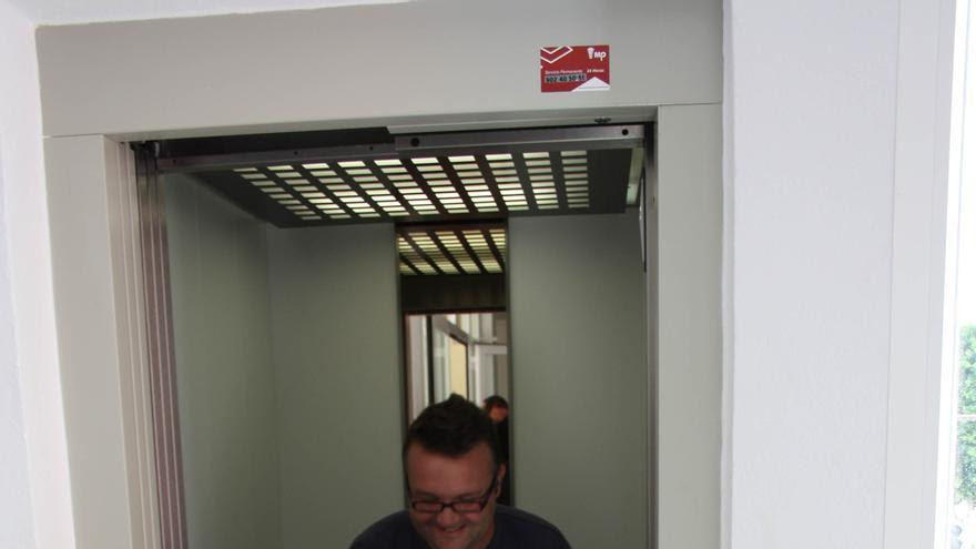 Una persona minusválida sale de un ascensor externo inaugurado en Sanlúcar La Mayor (Sevilla).