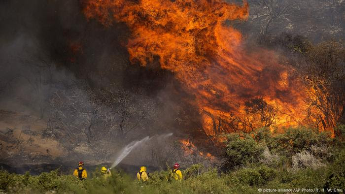 Bombeiros tentam combater chamas gigantes na Califórnia Bombeiros tentam combater chamas gigantes na Califórnia