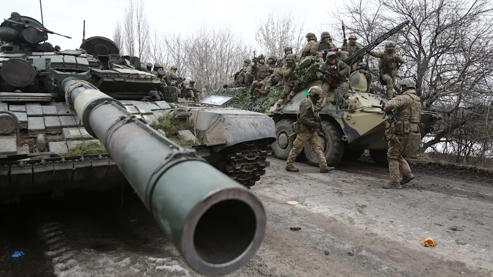 Ukrainian servicemen and tanks get ready to repel an attack.