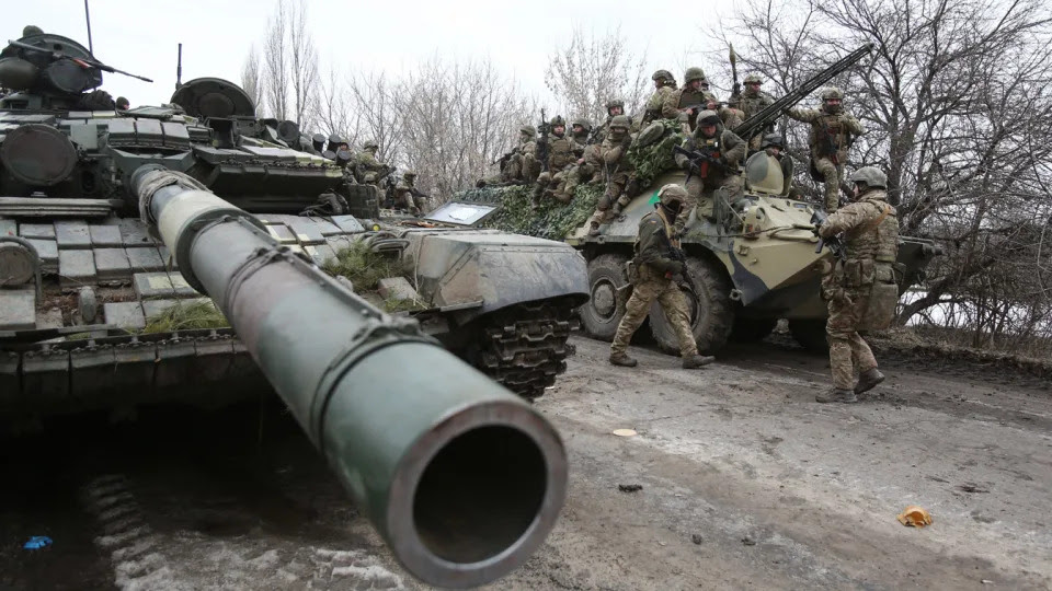 Ukrainian servicemen and tanks get ready to repel an attack.