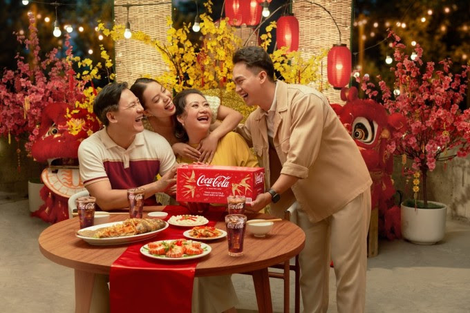 Các thức uống của Coca-Cola từ lâu đã quen thuộc với bữa cơm sum họp ngày Tết của nhiều gia đình Việt. Ảnh: Coca-Cola Việt Nam