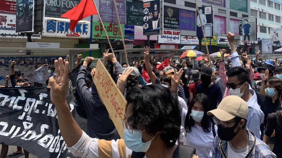 Tiếp tục biểu tình chống đảo chính Miến Điện tại Tarmwe, ngoại ô Rangoon. Ảnh ngày 26/04/2021.