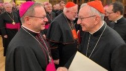 El Cardenal Parolin (derecha) con el Presidente de la Conferencia Episcopal Alemana, Monseñor Bätzing. En el fondo, el cardenal Marx, arzobispo de Múnich y Freising.
