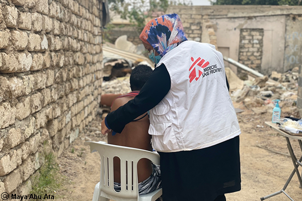 El médico de MSF examina a un paciente durante las consultas médicas proporcionadas por las clínicas móviles que MSF gestiona en los barrios de Trípoli para inmigrantes y refugiados vulnerables. (Trípoli, Libia, abril de 2021).