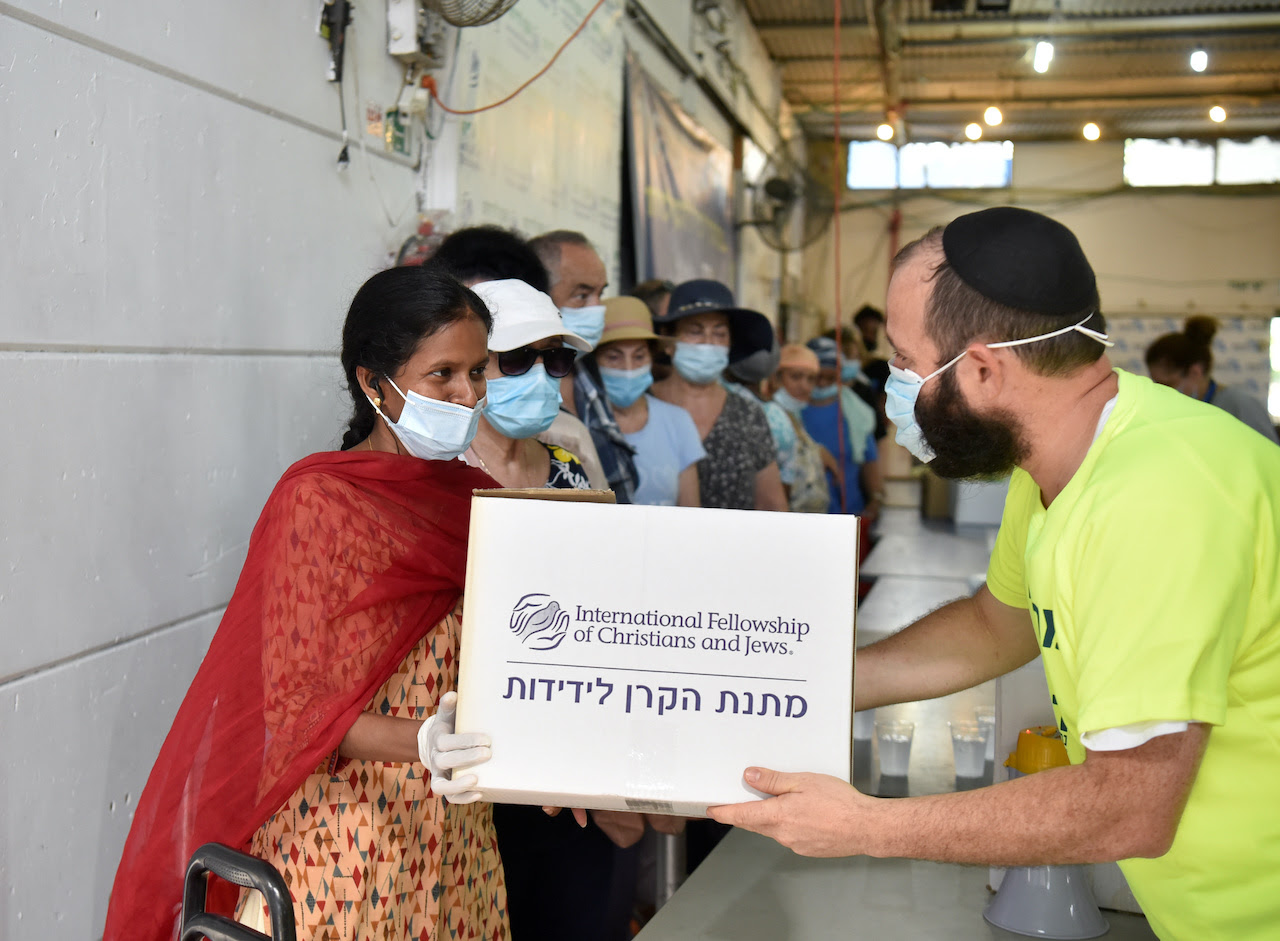 Yad B-Yad Rosh Hashanah food distribution_2020-09-14_300_14671512.jpg