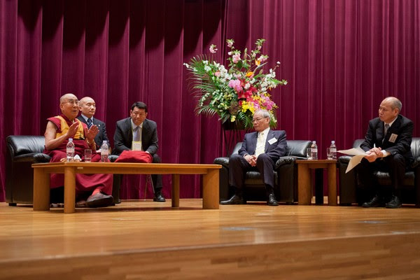 Đức Đạt Lai Lạt Ma giải đáp thắc mắc của thính giả trong buổi Pháp thoại tại Tokyo, Nhật Bản vào ngày 04 tháng 4, 2015. Photo / Tenzin Jigmey