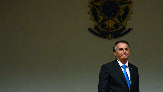 Após veto de Bolsonaro, tributo para importação de absorvente é reduzido