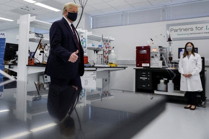 El presidente de los Estados Unidos, Donald Trump, hace un gesto de aprobación durante un recorrido por el Centro de Innovación de Biotecnologías Fujifilm Diosynth, una planta de fabricación farmacéutica donde se están desarrollando componentes para una posible vacuna candidata a la enfermedad COVID-19, en Morrrisville, Carolina del Norte (Reuters)