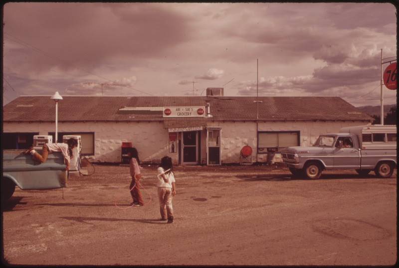 File:PAIUTE INDIAN CHILDREN OUTSIDE GROCERY STORE IN NIXON PYRAMID LAKE INDIAN RESERVATION - NARA - 553097.tif