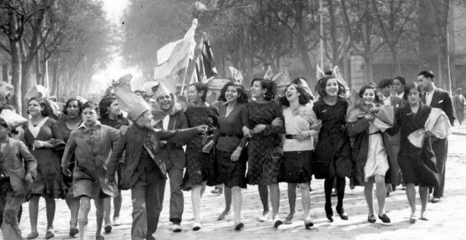 Alegría por las calles de Madrid tras proclamarse la II República.