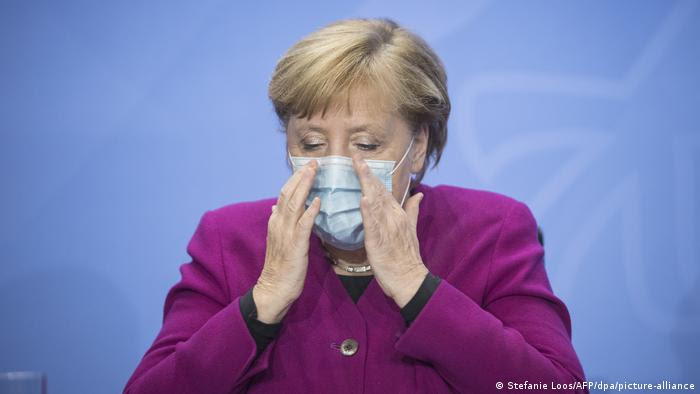 Chanceler federal alemã, Angela Merkel, coloca máscara protetora