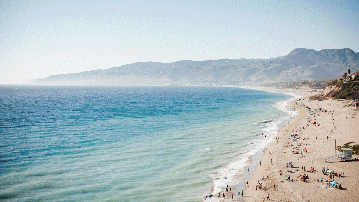 Animation montrant la plage de Malibu à Los Angeles, une sélection de plats pour les Oscars 2023 et Audrey Hepburn dans Breakfast at Tiffany's.