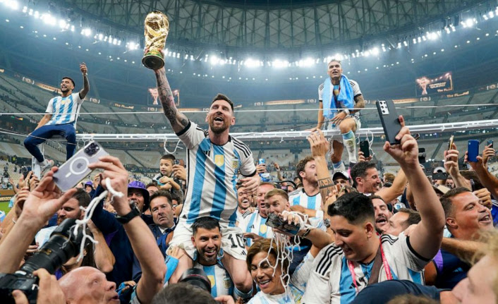 https://www.freevietnews.com/photo/2022_WorldCup/TeamAndTheCup.jpg