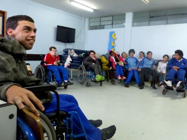 Alunos com paralisia cerebral constumam guardar para si as mensagens das histórias (Foto: Bibiana Dionísio/ G1)