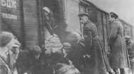 βούλγαρος αξιωματικός επιβλέπει τους εβραίους που μπαίνουν στα τρένα από την περιοχή της Θράκης