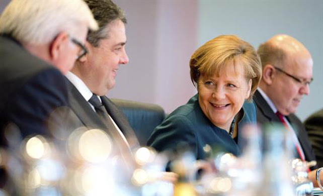 La canciller alemana, Angela Merkel, conversa con el ministro germano de Exteriores, Frank-Walter Steinmeier (izda), y con el Ministro alemán de Interior y Energía, Sigmar Gabriel (2ºizda), durante el Consejo de Ministros celebrado en la Cancillería en Berlín.