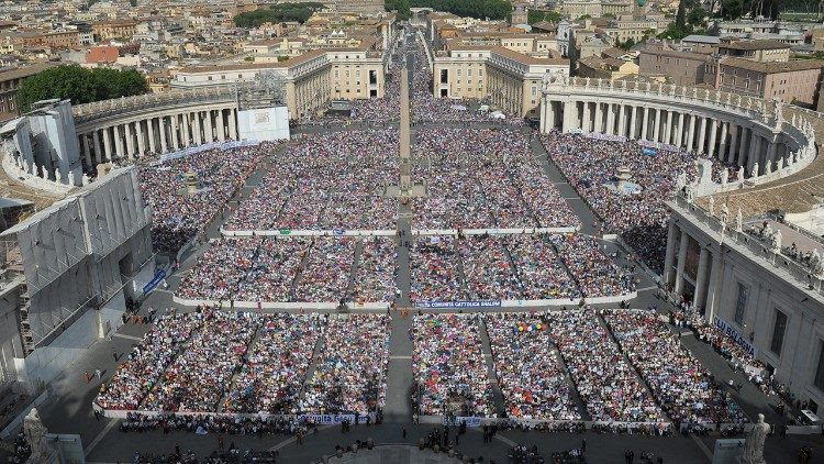 Veglia di Pentecoste del 18 maggio 2013 in Piazza San Pietro