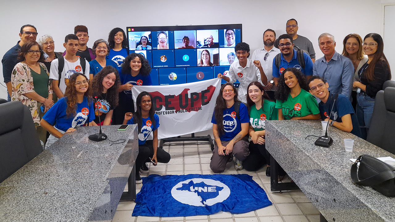 Gestores e representantes dos estudantes durante a reunião do Conselho Universitário