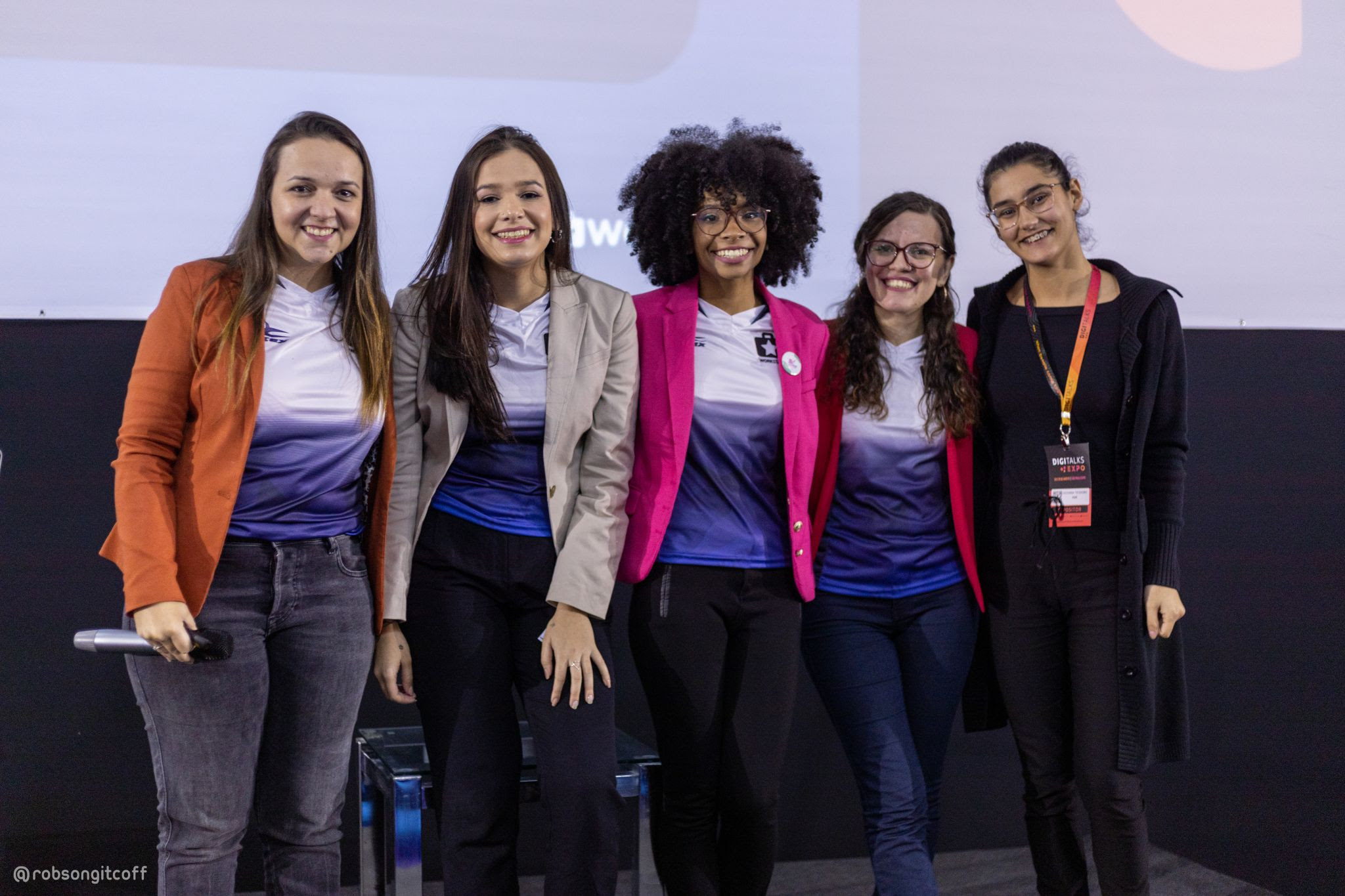 Da esquerda para direita: Talita Lombardi. Karen Correia, Sheila Pinheiro, Andressa Lima e interprete de libras