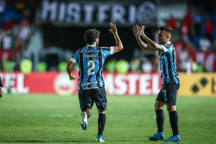Victor Ferraz e Matheus Henrique garantiram o triunfo do Grêmio na estreia da Libertadores