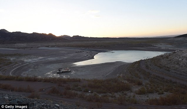 Lake Mead sinks to all-time low 29F1D6B400000578-3138322-image-a-30_1435188458451