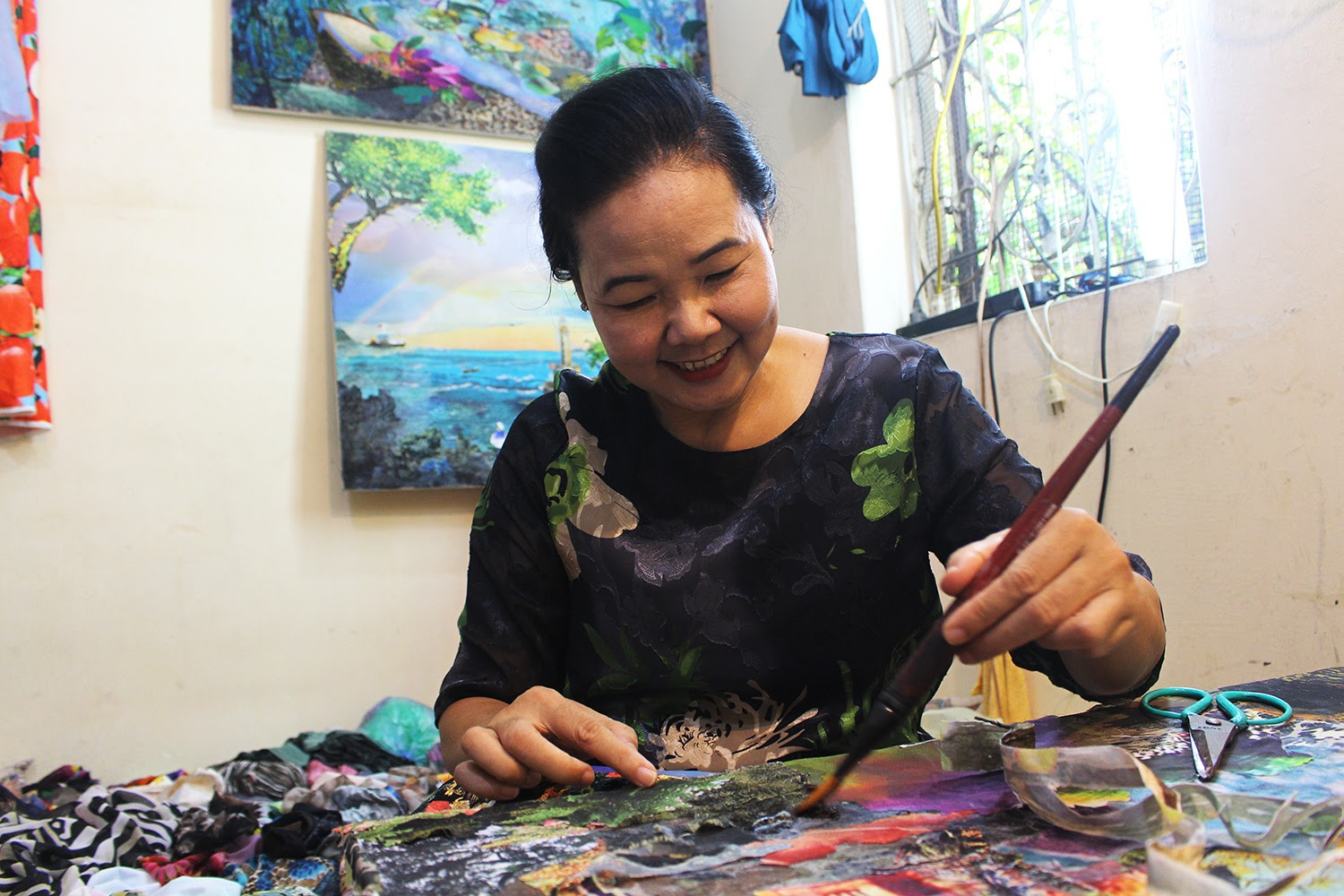 Lạ lùng cách nữ họa sỹ Hà Nội biến vải vụn thành
tác phẩm nghìn đô - 1