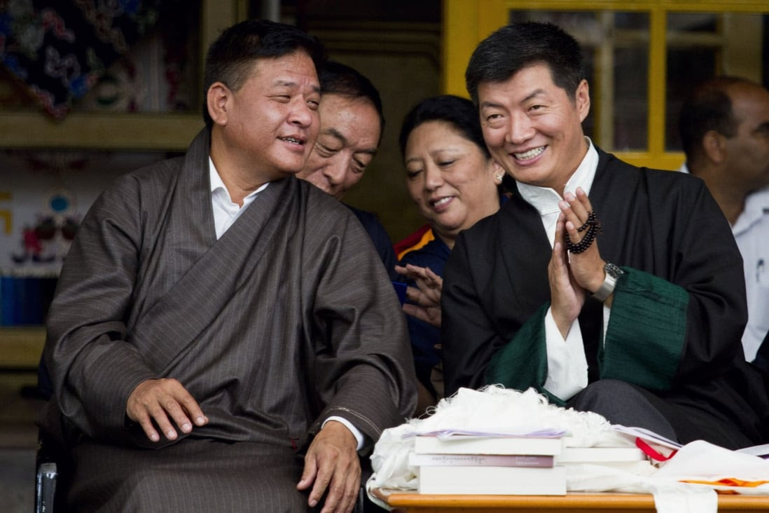 Penpa Tsering, left, talks to his predecessor as leader of the Tibetan government-in-exile Lobsang Sangay, right, in Dharamsala, India, in 2013. Photo: AP