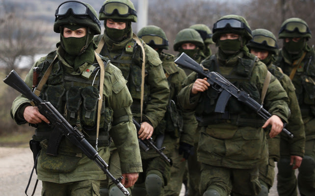 Tropas rusas entrando en la base ucraniana en la localidad de Perevalnoye (Crimea), cerca de Simferopol
