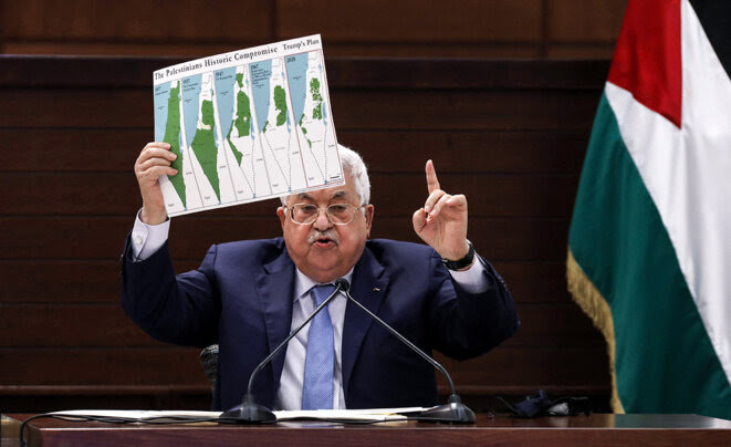 Ramallah, Cisjordanie, le 3 septembre 2020. Le président palestinien Mahmoud Abbas montre une carte des différents plans de partition de la Palestine à travers l’histoire lors d’une rencontre par vidéoconférence avec des représentants des factions palestiniennes. © Photo Alaa Badarneh / AFP