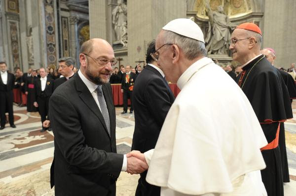 Imagen del Presidente del Parlamento Europeo, Martin Schulz, y el Papa Francisco, durante la misa inaugural en la basílica de San Pedro. © L'Osservatore Romano - Vaticano