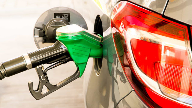 Preço da gasolina cairá menos de 1 centavo com isenção do álcool, diz especialista