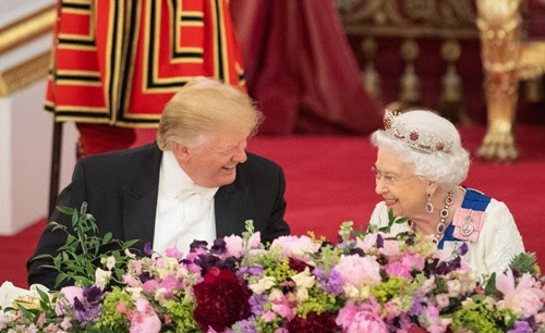 Trump (trái) và Nữ hoàng Elizabeth tại yến tiệc ở Cung điện Buckingham tối 3/6. Ảnh: AFP.