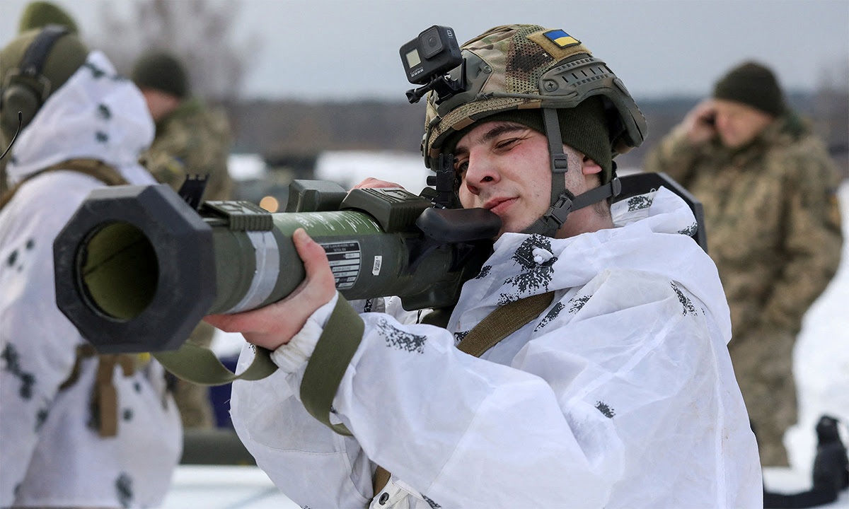 Lính Ukraine học sử dụng tên lửa vác vai do Mỹ cung cấp trong diễn tập ở căn cứ gần Yavorov ngày 4/2, Ảnh: Reuters.