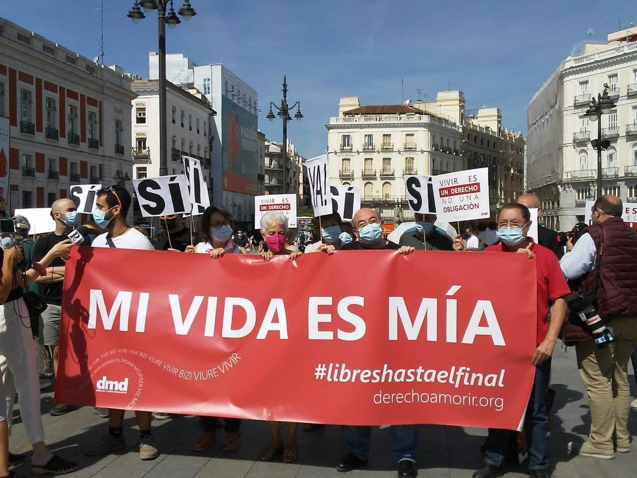 ＂Vivir es un derecho, no una obligación＂ - acompañamos a Derecho a Morir Dignamente en la Plaza Sol para celebrar nuevos derechos