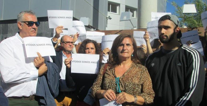 Carmen González, madre del joven acusado, en la concentración de hoy. EUROPA PRESS