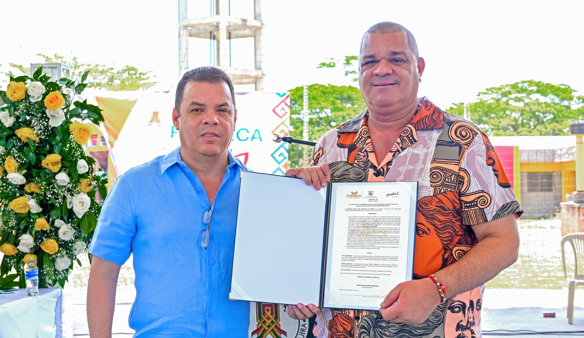 El rector Carlos Robles Julio recibe reconocimiento por su trayectoria y liderazgo en educación superior, por parte del alcalde de Fonseca, Hamilton García Peñaranda