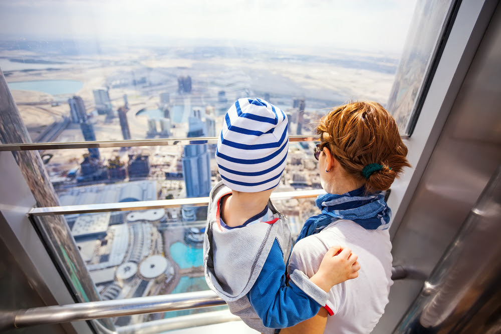 Turista en el mirador del Burj Khalifa.