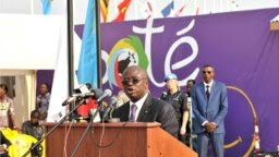 Le gouverneur de Kinshasa, André Kimbuta, prononce une allocution lors du sommet de la francophonie, au stade Matyrs à Kinshasa, le 9 octobre 2012.
