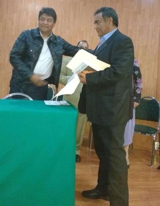 El licenciado Luis Ayala Ramos recibe reconocimiento