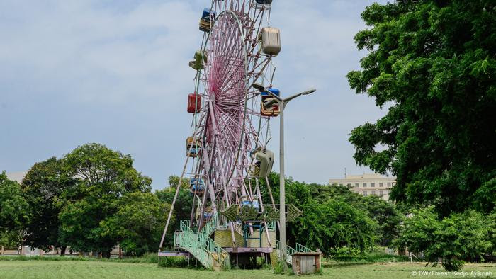 Una rueda panorámica oxidada en un parque. Los pocos parques públicos de Ghana están desatendidos. En el Parque Infantil Efua Sutherland, una rueda panorámica abandonada y oxidada representa una amenaza para los visitantes.