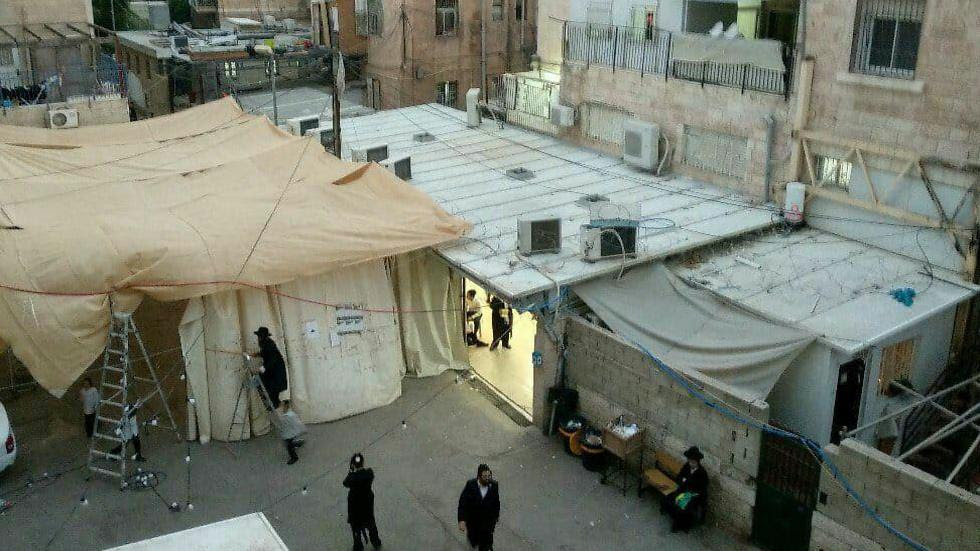 חסידי הרב ברלנד ליד האוהל שפורק חסידי ברלנד ()