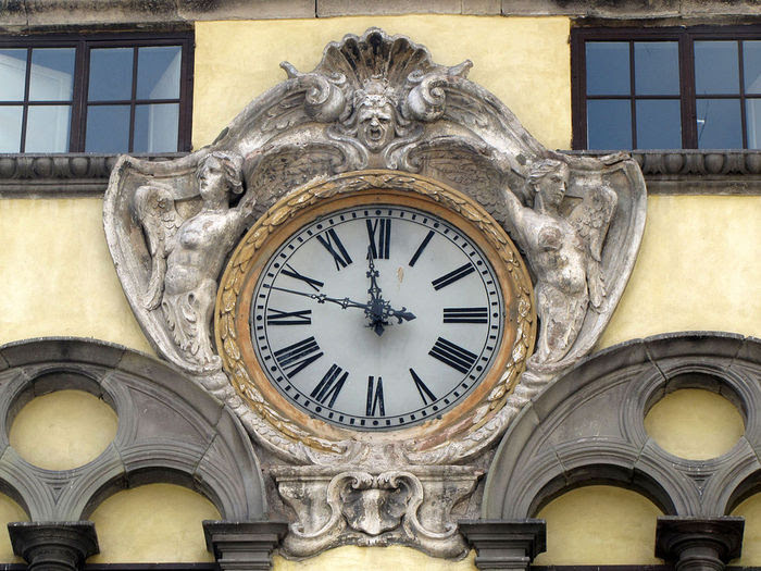 Clock_of_Palazzo_Pretorio,_Lucca (700x525, 104Kb)