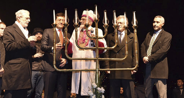 Chief Rabbi Izak Haleva (C) and Beşiktaş Mayor Murat Hazinedar (2-L) (Photo by Murat Hazinedar)