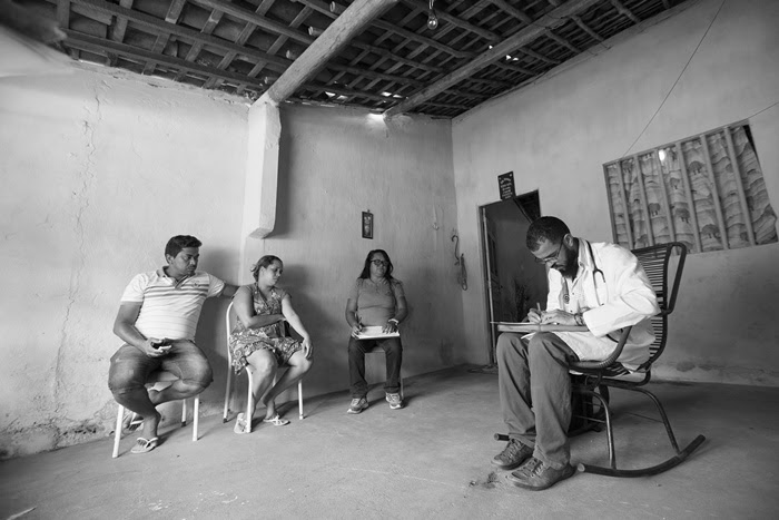 Ao todo, 8.332 médicos cubanos atuavam em 2.857 municípios – 35% deles em localidades de difícil acesso onde 20% da população vive em situação de extrema pobreza | Foto: Karina Zambrana/ Mais Médicos | Foto: Karina Zambrana/ Mais Médicos Ao todo, 8.332 médicos cubanos atuavam em 2.857 municípios – 35% deles em localidades de difícil acesso onde 20% da população vive em situação de extrema pobreza