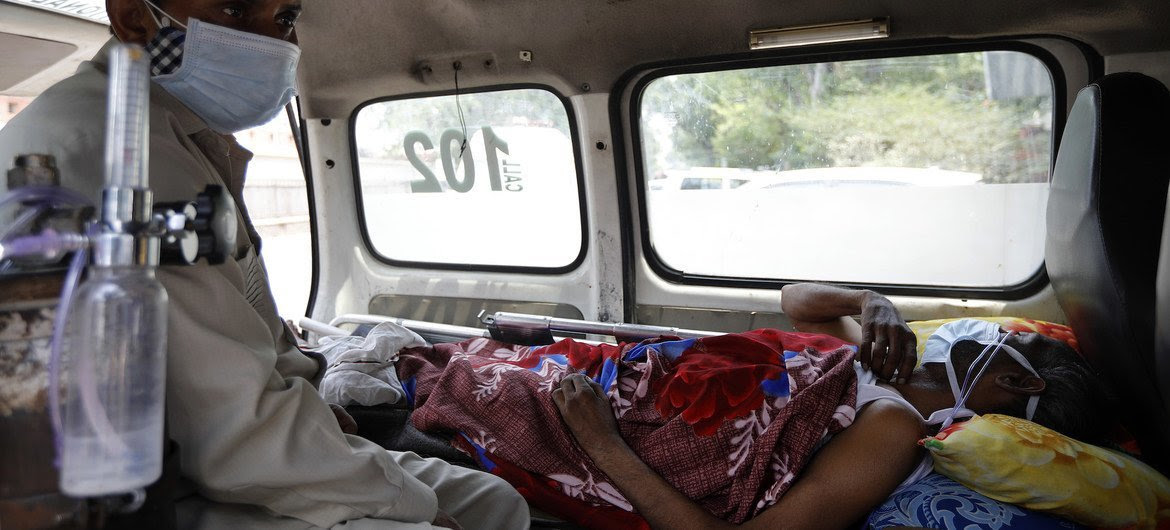 Un paciente de COVID-19 en Nueva Delhi, India, esperando en una ambulancia a que se libere una cama en el hospital.