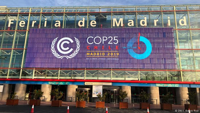 Cartaz da COP25 na fachada do pavilhão Feria de Madrid Cartaz da COP25 na fachada do pavilhão Feria de Madrid