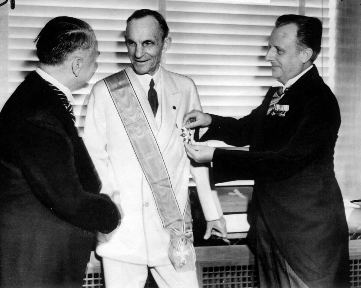 Генри Форд получает награду из рук Гитлера