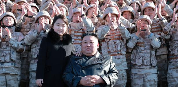 Kim Jong Un ao lado de sua filha Kim Ju-ae, de 12 anos